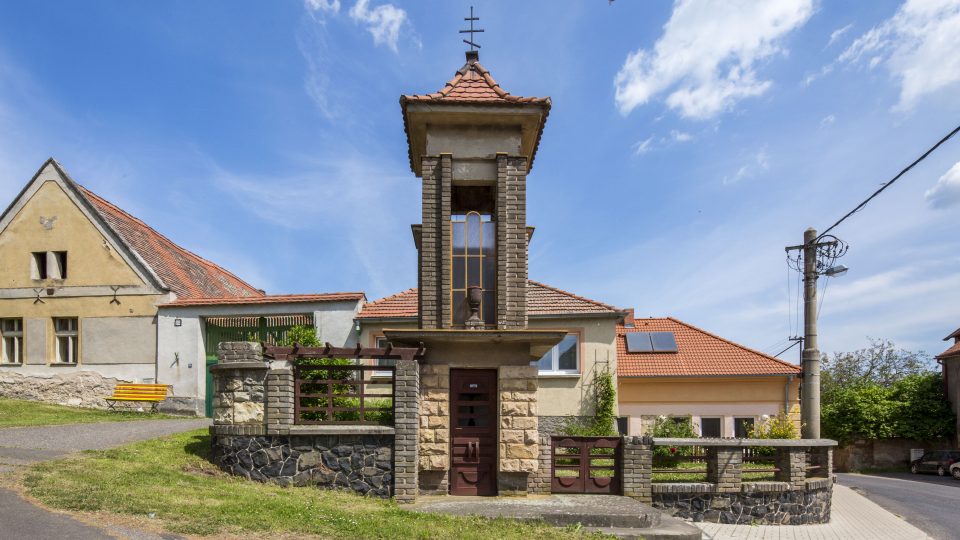 Pnětluky, Husova zvonička 1940, architekt Václav Zralý, vystudoval školu Bauhausu v Desau u Kandinského a Miese van der Rohe