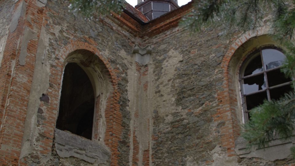 Zchátralý kostel sv. Barbory ve Všekarech na Domažlicku