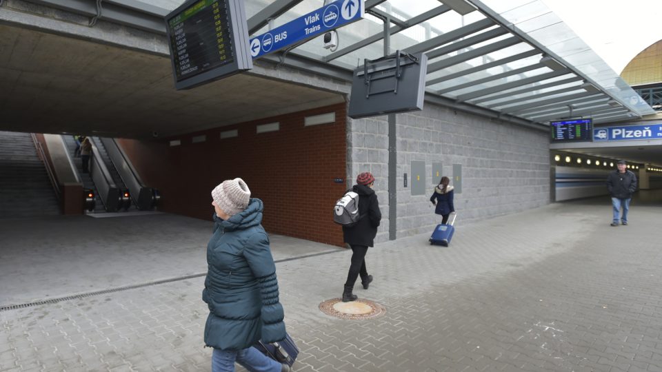 Nový autobusový terminál se v Šumavské ulici v Plzni. Stavba zkrátí vzdálenost mezi přestupem z autobusu na vlak z dosavadních 3,5 kilometru na desítky metrů