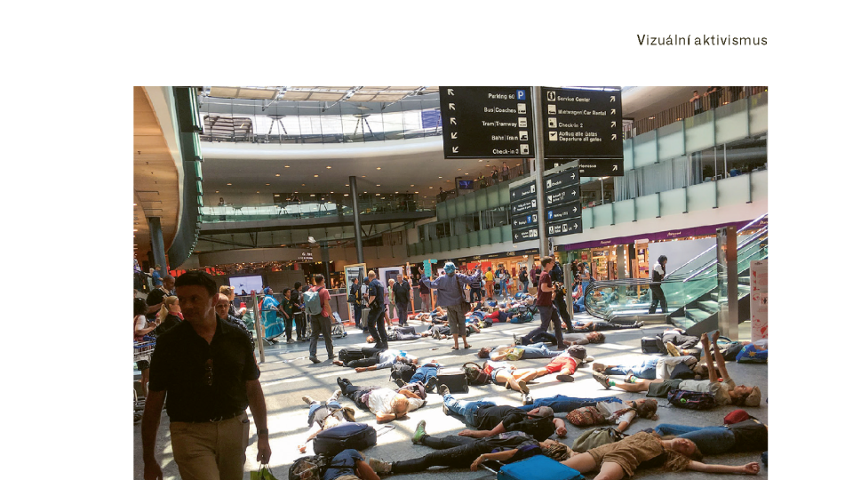 Z knihy Andrey Průchové Hrůzové V zajetí obrazů | Rebelie proti vyhynutí (Extinction Rebellion), protest formou die-in na letišti ve švýcarském Bernu, 13. 7. 2019. Fotografie Rebelie proti vyhynutí Švýcarsko