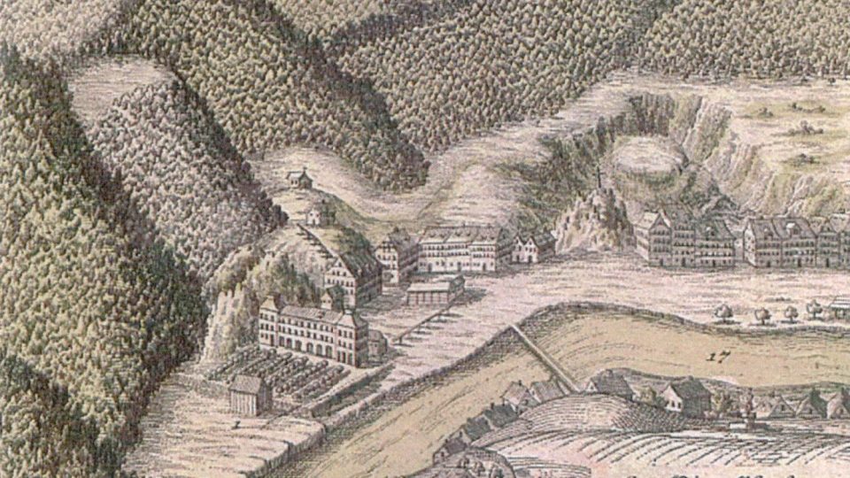 Výřez z prospektu Kar­lových Varů z roku 7733 zobrazuje první divadelní „budovu" na samém okraji města za alejí Čes­kého sálu