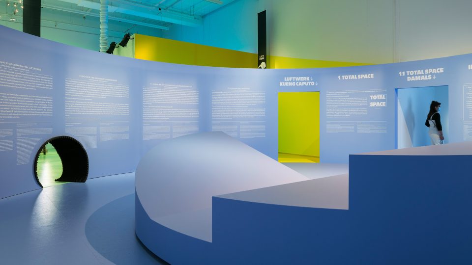 Výstava Total Space: Centrální část výstavy se vstupy do jednotlivých místností