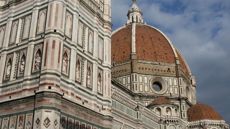 Dóm Santa Maria del Fiore (Florencie), v němž se snoubí gotická katedrála toskánského typu s renesanční kopulí