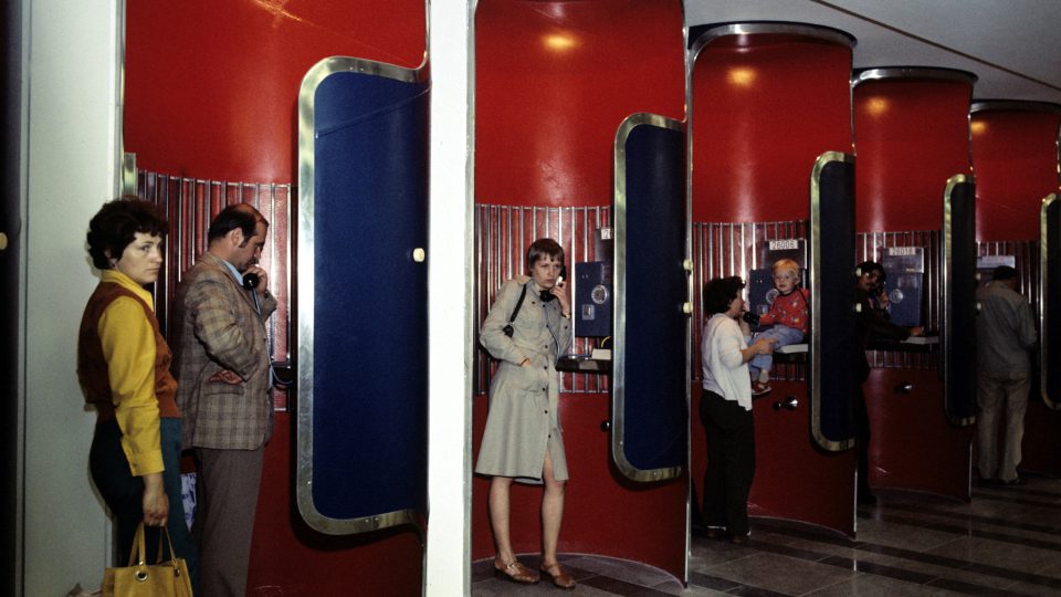 Zajímavě řešené telefonní automaty ve stanici metra Můstek, srpen 1978