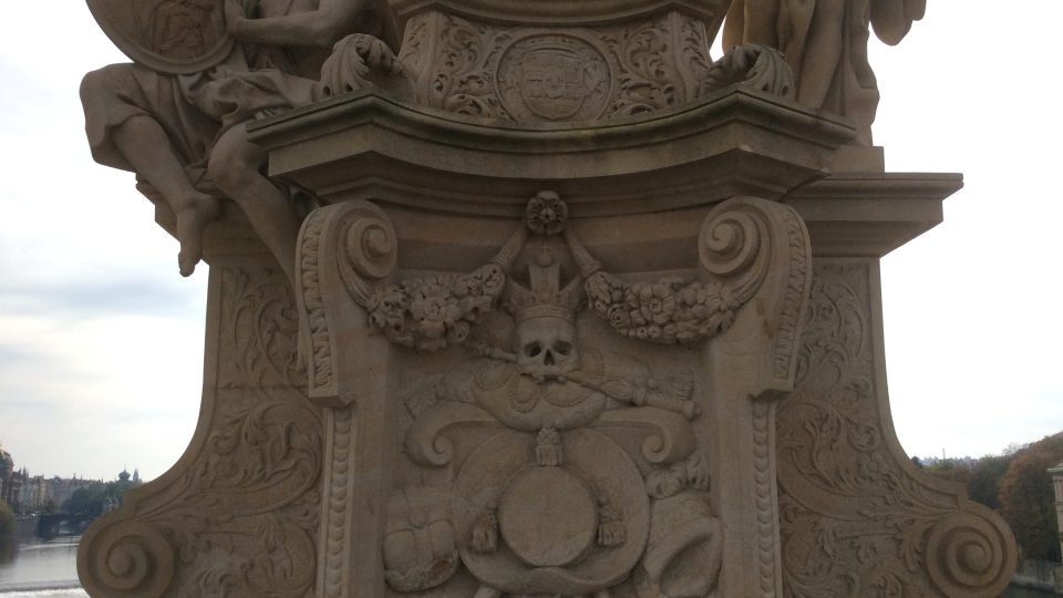 Znak a klobouk na soše sv. Borgiase na Karlově mostě