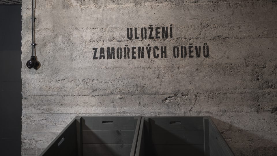 Protiletecký kryt v jednom z šestice věžových domů architekta Josefa Havlíčka