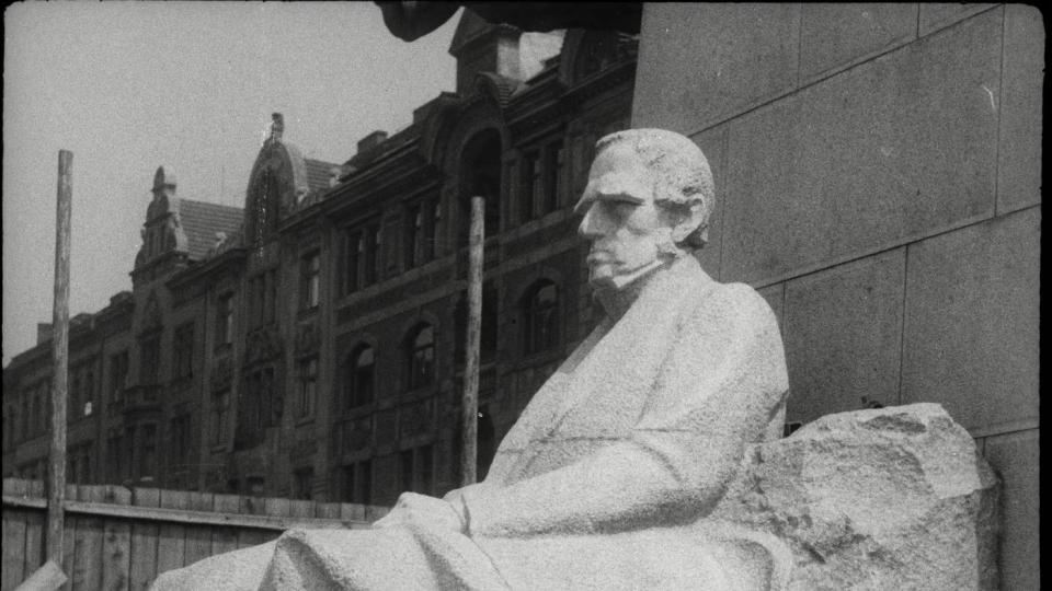 Pomník Františka Palackého před dokončením, negativ fotografie Jana Kříženeckého