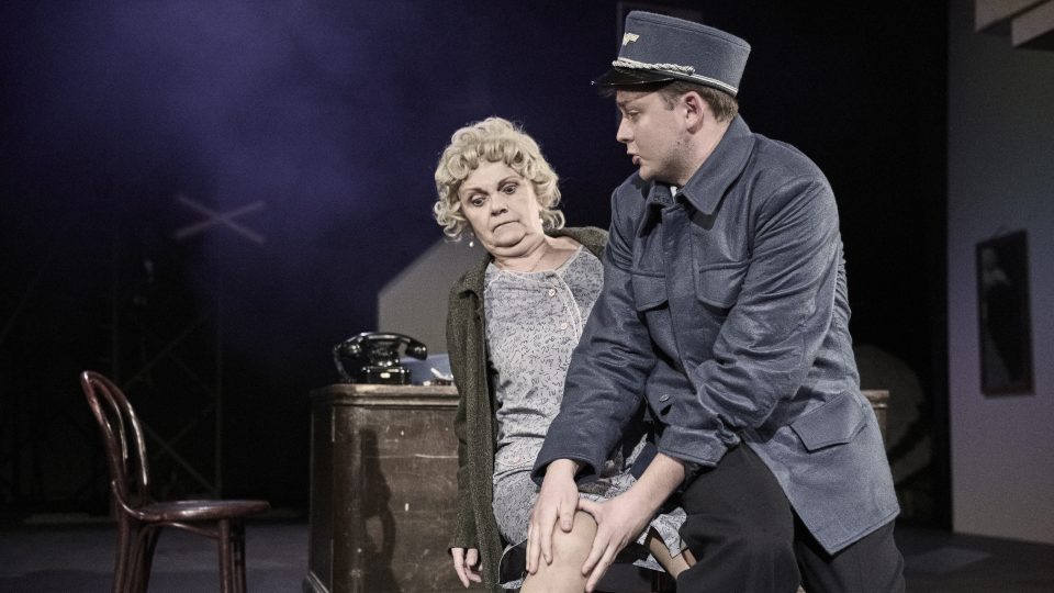 Hana Seidlová, Teodor Dlugoš (Ostře sledované vlaky) | foto: Martin Špelda, Divadlo pod Palmovkou Hana Seidlová, Teodor Dlugoš (Ostře sledované vlaky)