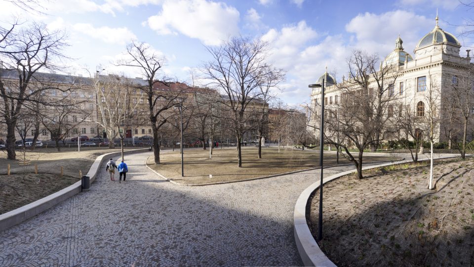 Současný pohled na hlavní pobytový trávník v centrální otevřené části parku a svahová řešení jeho okrajů, 2019