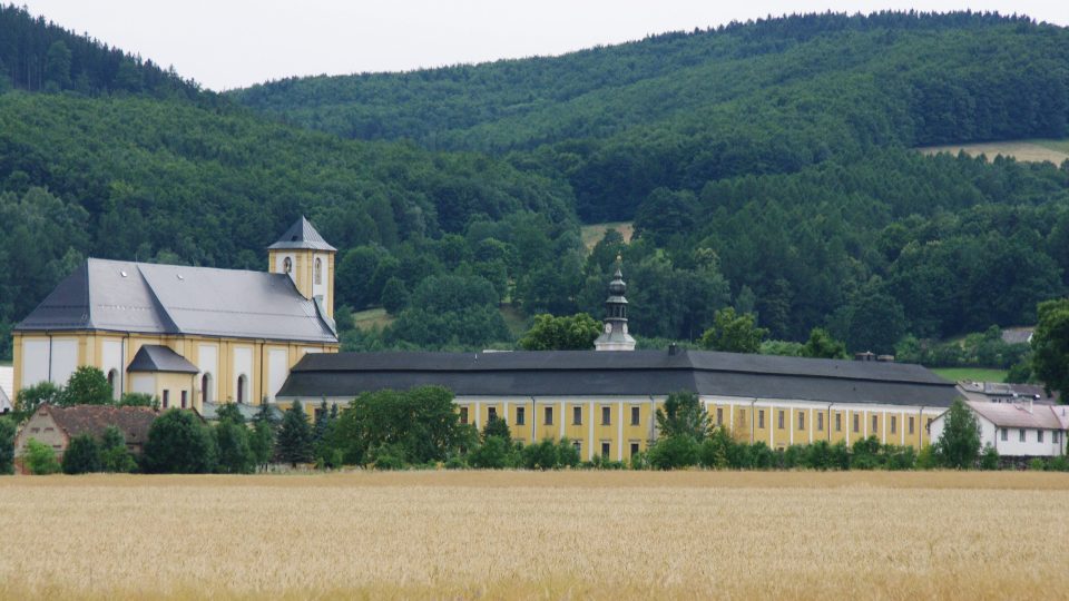 Barokní areál někdejšího kláštera v Bílé Vodě je pozoruhodný zejména pohledem z Polska