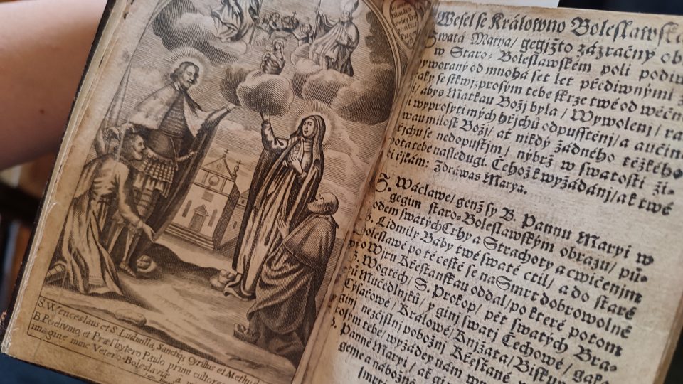 Jedno z vyobrazení svaté Ludmily ve starých knihách, které uchovávají v pražském Klementinu