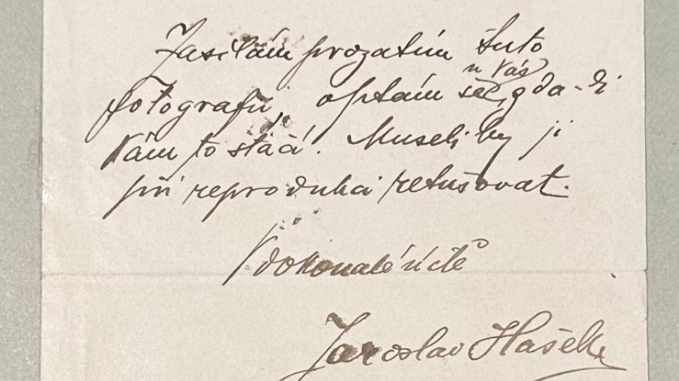 Krátký dopis s originálním podpisem Jaroslava Haška, který nám do Akcentu donesl ukázat Martin Pros ze své soukromé sbírky | foto: Saša Michailidis, Český rozhlas Krátký dopis s originálním podpisem Jaroslava Haška, který nám do Akcentu donesl ukázat Martin Pros ze své soukromé sbírky