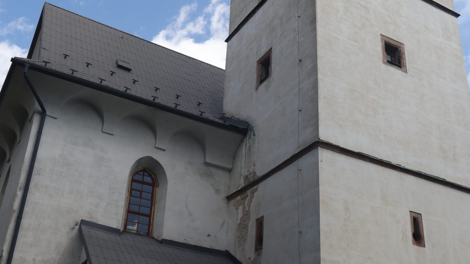 Rudník, kostel sv. Václava, nejstarší dochovanou částí kostela je větší část obvodového zdiva lodi z 2. poloviny 14. století. K lodi byla připojena pozdně gotická věž