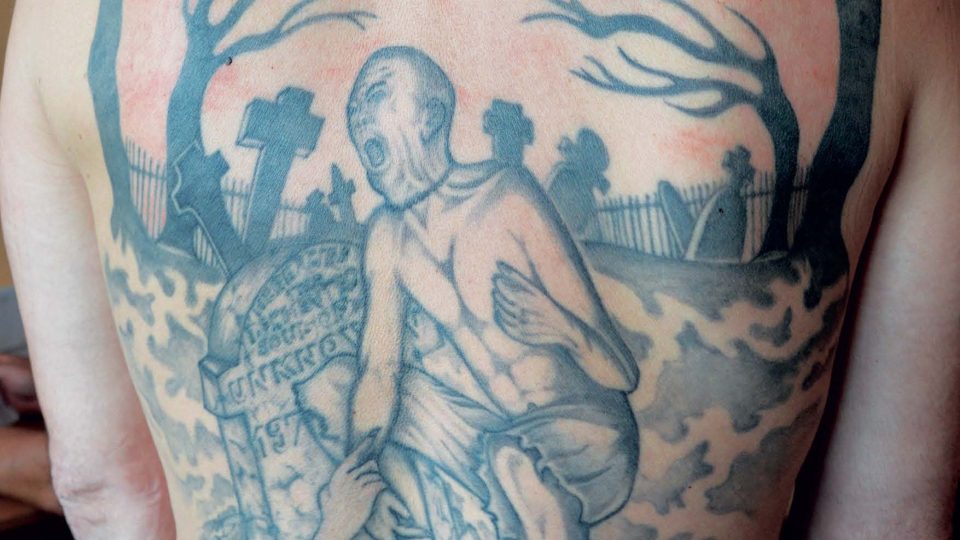 Tělo za katrem. Kniha etnoložky Aleny Lochmannové zaměřená na tetování u vězňů 