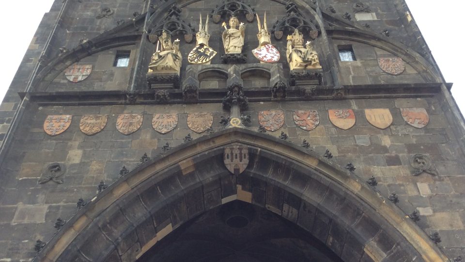 Znaky na Staroměstské mostecké věži