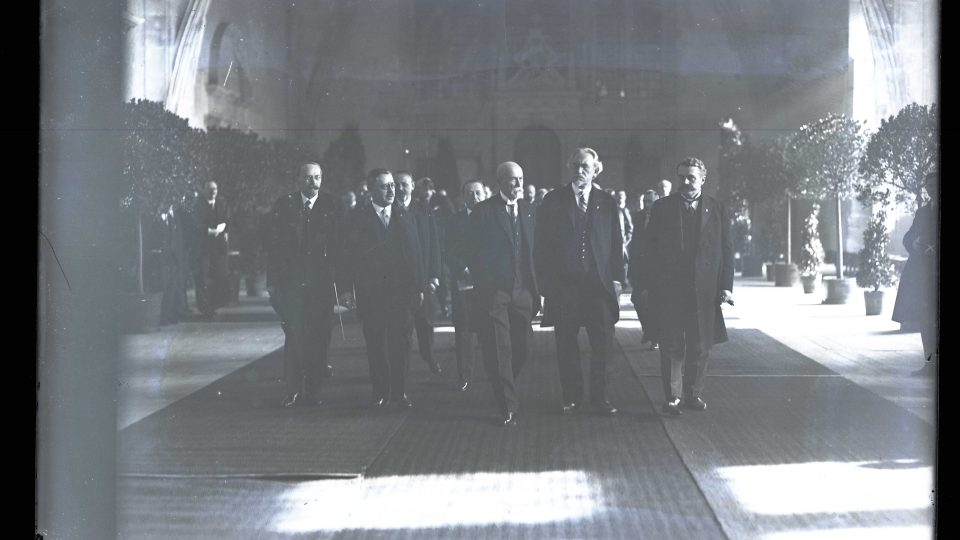 U příležitosti 80. narozenin Tomáše Garrigua Masaryka se konalo 7. 3. 1930 ve Staré sněmovně zasedání vlády a Národního shromáždění, na němž byl přijat zákon s prohlášením „Tomáš Garrigue Masaryk se zasloužil o stát“
