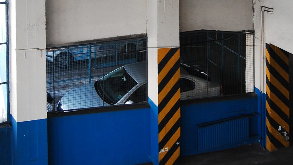 Etážové garáže v Hradci Králové, pohled na parkovací stání ve druhé a třetí etáži