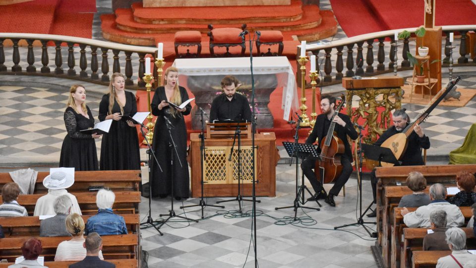 Trio Drei Engel, Markéta Klaudová (soprán), Pavla Radostová (soprán), Lucie Karafiátová (alt) a Jiří Havrlant (varhanní pozitiv). Spoluúčinkuje Jan Krejča (theorba) a Michal Raitmajer (viola da gamba)