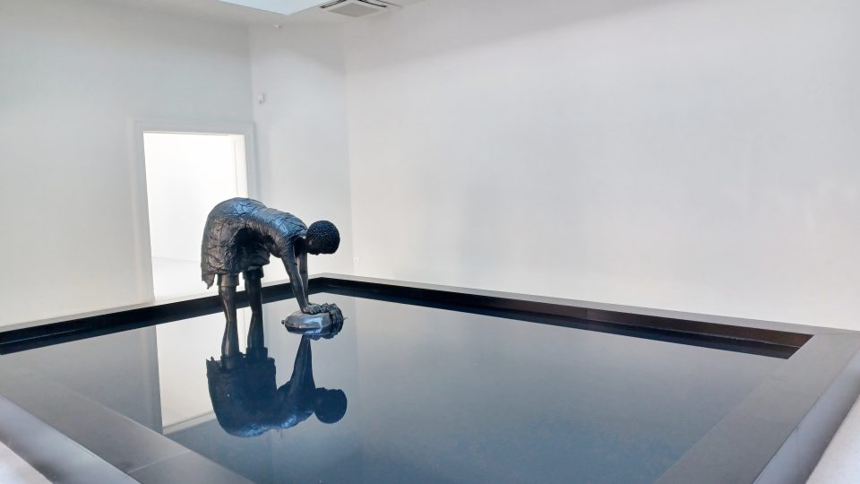 Benátské bienále, národní pavilon USA, Simone Leigh: Sovereignty, dílo: Last Garment, 2022, bronz a kov