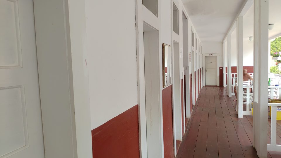 V jedné z kabinek je stále zachovaná původní vana. Z verandy byl vstup i do převlékárny | foto: Kateřina Havránková, Český rozhlas V jedné z kabinek je stále zachovaná původní vana. Z verandy byl vstup i do převlékárny