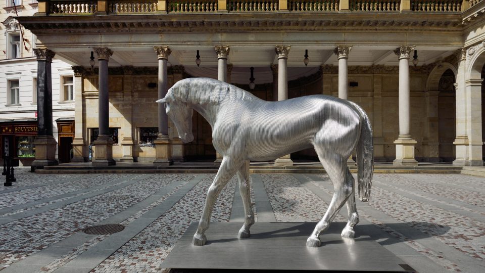 Instalace sochy koně od Michala Gabriela v Karlových Varech