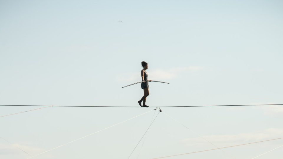 Francouzská provazochodkyně Tatiana-Mosio Bongongaová při zkoušce na Letné