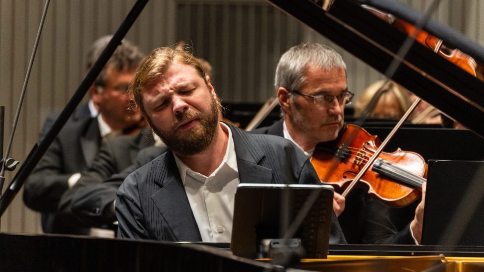 Zahajovací koncert Janáčkovy filharmonie s klavíristou Denisem Kozhukhinem, diriguje Lawrence Foster