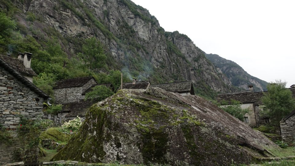 Švýcarské vesnice v údolí řeky Bavony