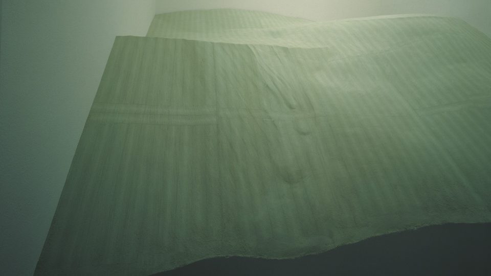 Jiří Příhoda, ﻿Záběr/klapka 01 „POUŠTNÍ BOUŘE“,1995, polystyrén, dřevo, dřevotříska, š. 620 cm, v. 210 cm, h. 600 cm