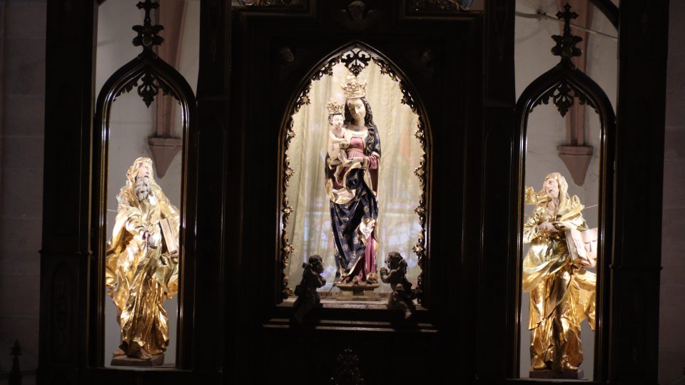 Hostinné, děkanský kostel Nejsvětější Trojice, oltář s barokní Madonou