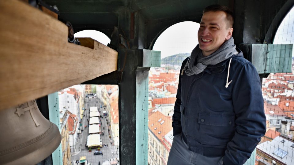 Ondřej Boháč u zvonu Jan Nepomucký a výhledem na Havelské tržiště