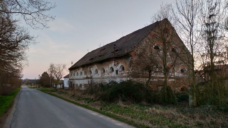Stavba sýpky v Maxově typologicky vyniká v rámci Čech. Má půlkruhově sklenuté okenní otvory, přízemí pokrývá pásová rustika