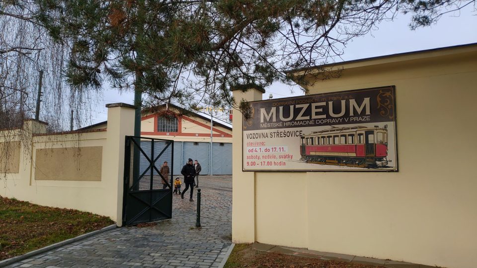 Muzeum pražské MHD sídlí ve střešovické vozovně z roku 1909. Podobná stojí v Praze jedna jediná. Je technickou památkou