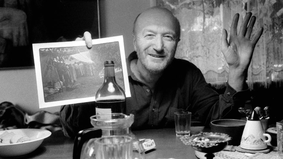 Fotograf Bohdan Holomíček ve svém bytě, 2000