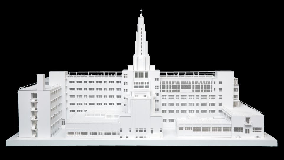 Mezinárodní nemocnice sv. Lukáše v Tokiu (atelier Antonína Raymonda, návrh dle Bedřicha Feuersteina), 1924–1933, novodobý model 