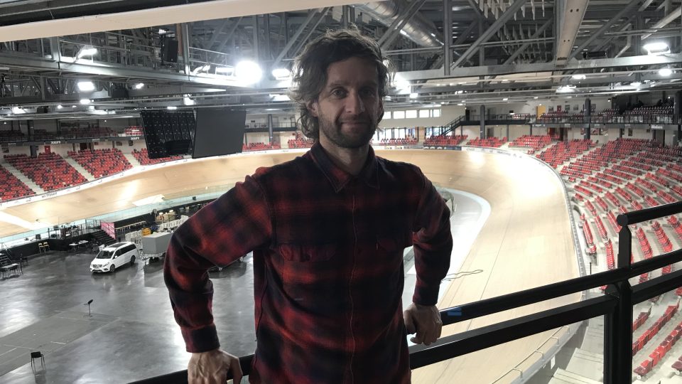 Velodrom Saint-Quentin-en-Yvelines představil Marií Sýkorové Bruce Goldsztejn z vedení stadionu