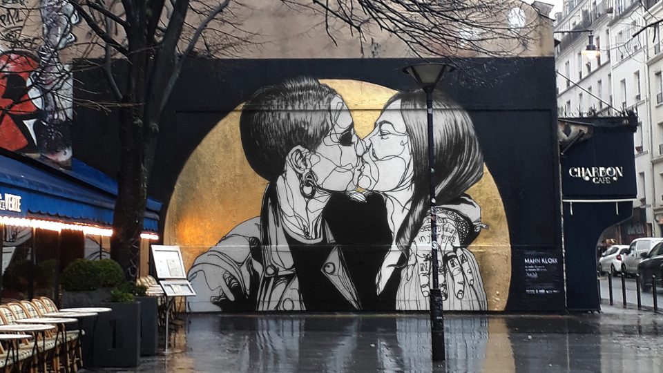 Mahn Kloix a jeho portrét lesbického páru Shazy a Jimeny na zdi pařížské galerie Mur Oberkampf