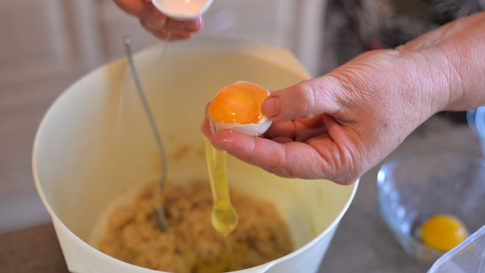 Tým Pochoutkového roku v čele s Patrikem Rozehnalem vyrazil natočit recept na ušatý koláč. Do soutěže jej přihlásila paní Zdeňka Chadtová