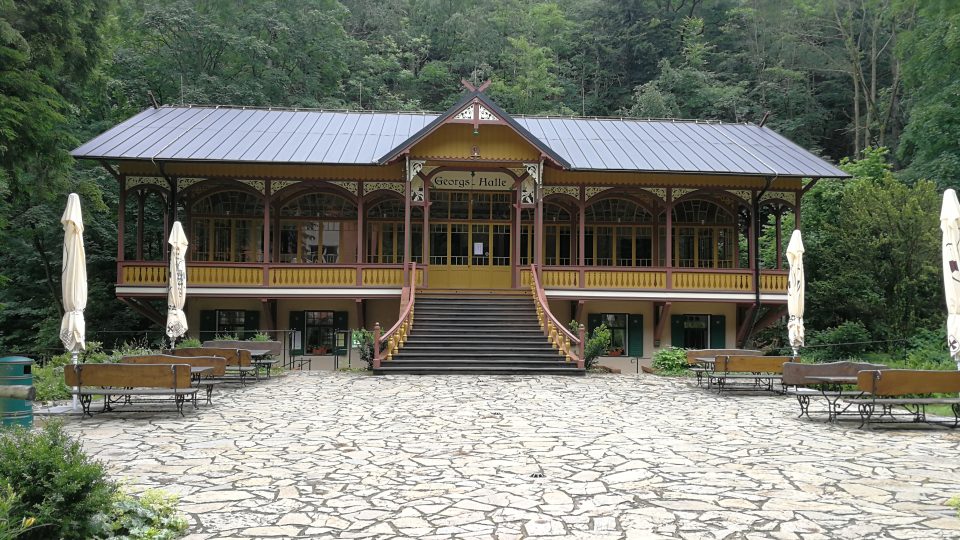 Tančírna v Račím údolí v Rychlebských horách je jednou z mála pohostinských staveb, které zde dodnes fungují