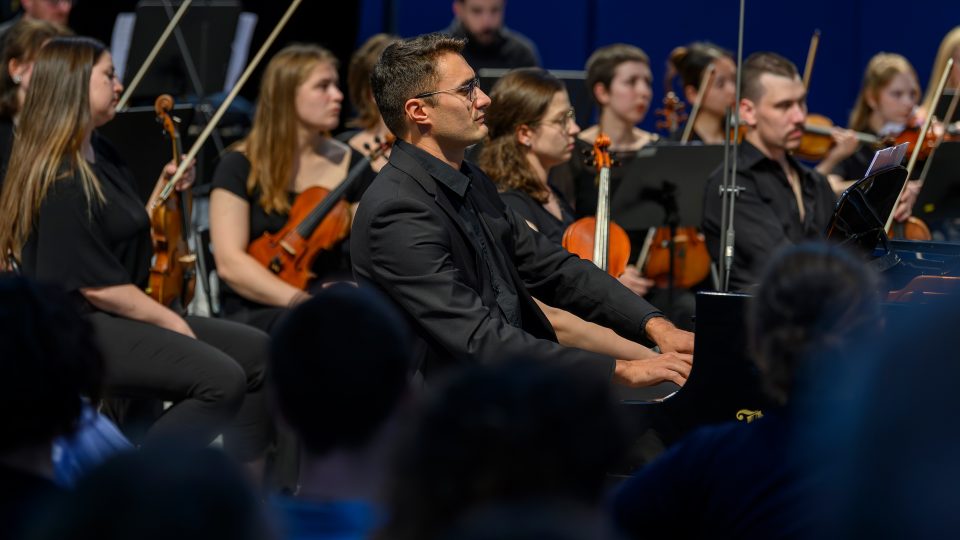 Miroslav Beinhauer a ONO – Ostrava New Orchestra během provedení skladby Iana Davise