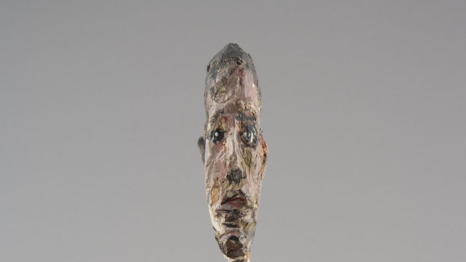 Alberto GIACOMETTI: Hlava muže na podstavci, Head of a Man on a Base, 1949-1951 Painted plaster 22,3 x 7,5 x 9,5 cm Fondation Giacometti, Paris © Estate Giacometti (Fondation Giacometti + ADAGP) Paris, 2019