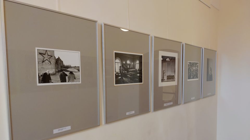 První výstavu v Kabinetu fotografie sestavil Jiří Hanke ze snímků, které mu věnovali ostatní kolegové-fotografové