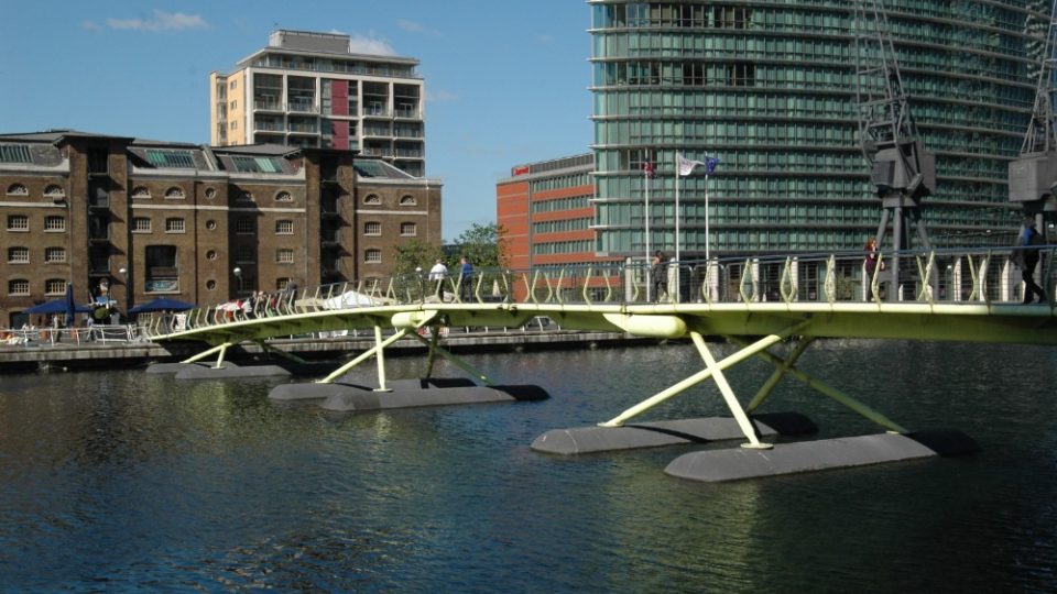 Pontonový či „plovoucí“ most, který navrhl Jan Kaplický pro londýnskou čtvrť Docklands