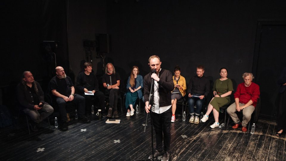 Měsíc autorského čtení ve Lvově, na scéně básník a ředitel ukrajinské části festivalu Hryhorij Semenčuk