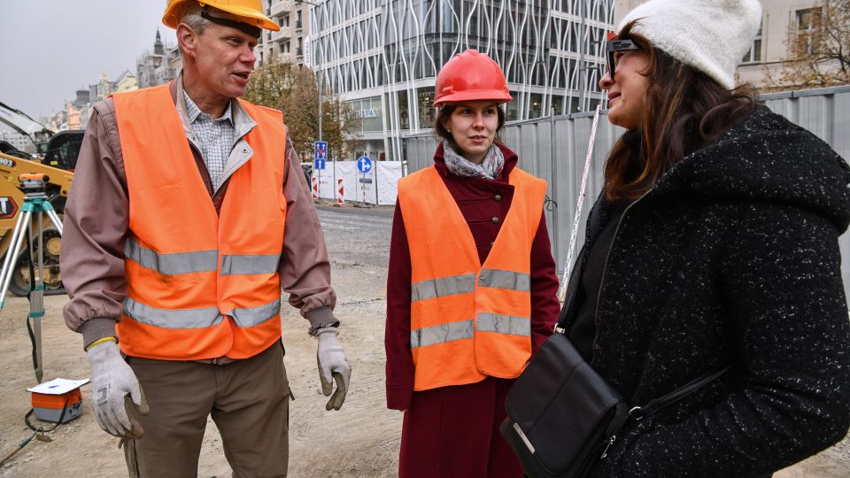 Terénní archeologové Petr Starec a Marie Vrzáková při práci na Václavském náměstí v Praze