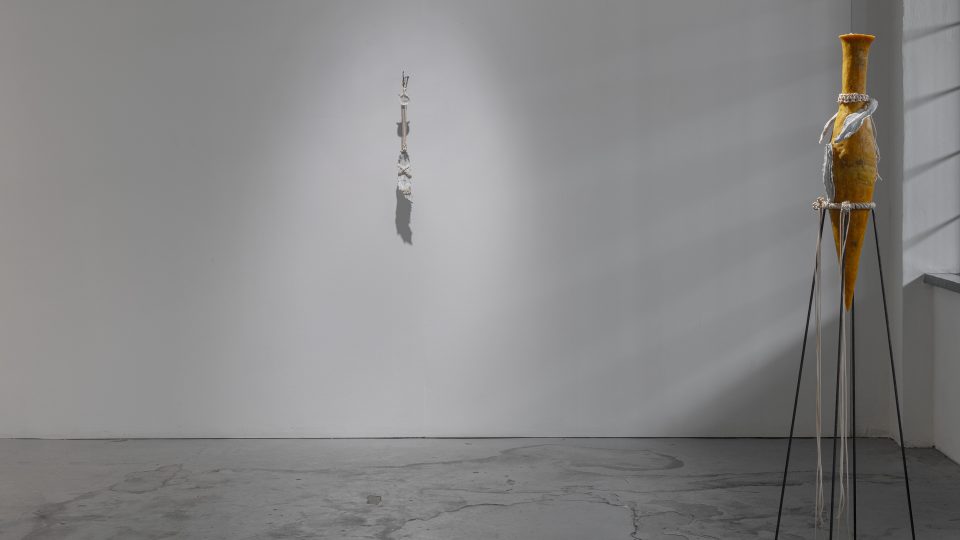 Broken Femur, 2024, pohled do instalace, Pragovka Gallery