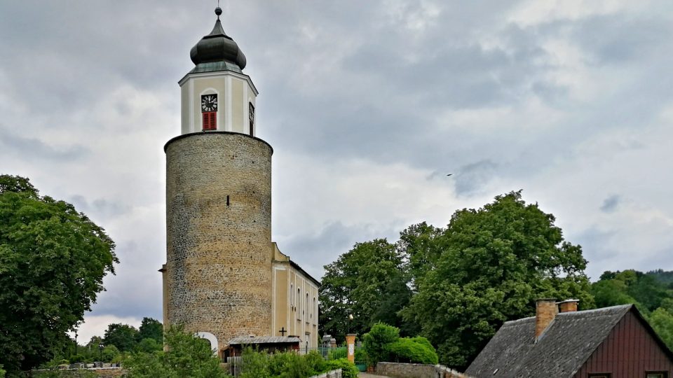 Kostel sv. Josefa v Žulové zdědil věž po starém hradu Friedberg