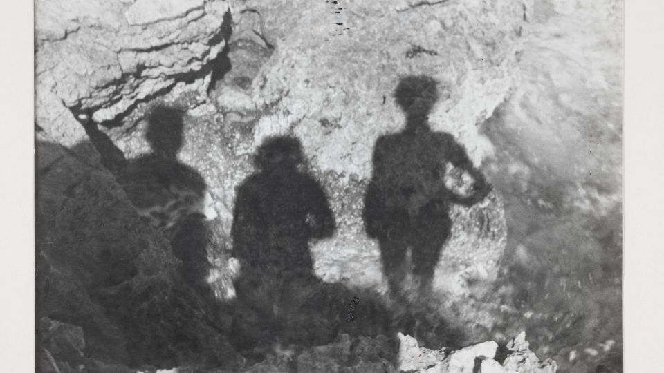 Lucia Moholy, Shadows on Rock and Water (Stíny na skále a vodě), nedatováno. Černobílá fotografie, 17 × 24 cm
