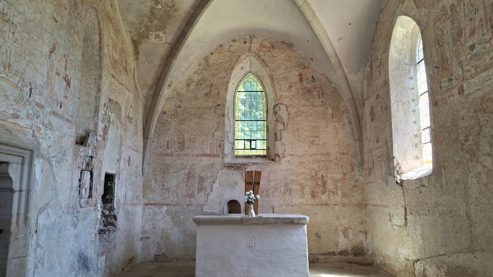 Interiér kostela svatého Mikuláše posloužil i filmařům, například při natáčení některých scén z filmu Údolí včel nebo Nabarvené ptáče | foto: Zdeněk Zajíček, Český rozhlas Interiér kostela svatého Mikuláše posloužil i filmařům, například při natáčení některých scén z filmu Údolí včel nebo Nabarvené ptáče