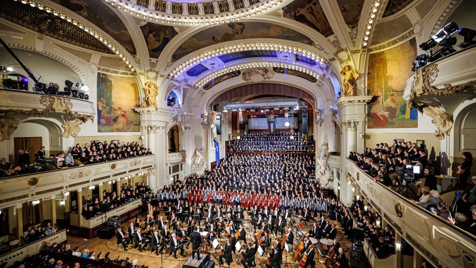 Tisíc hlasů adventu. Rok české hudby zakončilo čtyřicet amatérských sborů společně se sólisty a Symfonickým orchestrem Českého rozhlasu pod vedením Petra Popelky